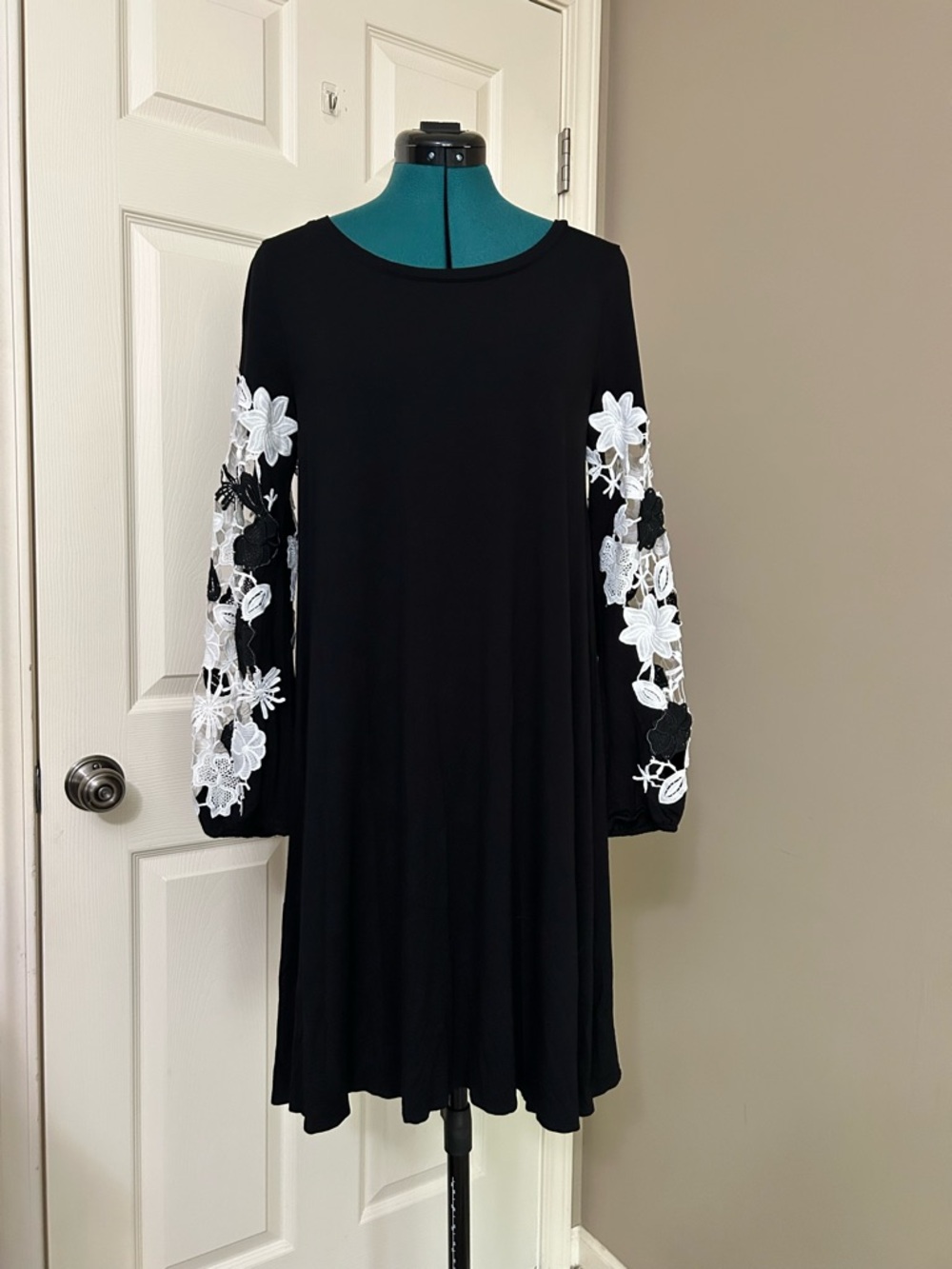 Spense Black Long-Sleeve Swing Dress with White Floral Lace Sleeves